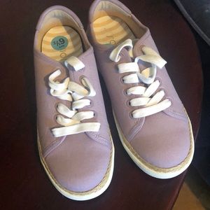 Brand new Vionic casual tennis shoes in a light violet color.